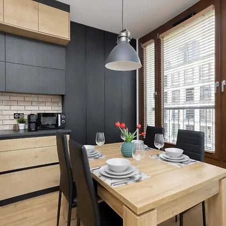 Air-conditioned With Parking And Balcony By Renters Apartamento Varsóvia