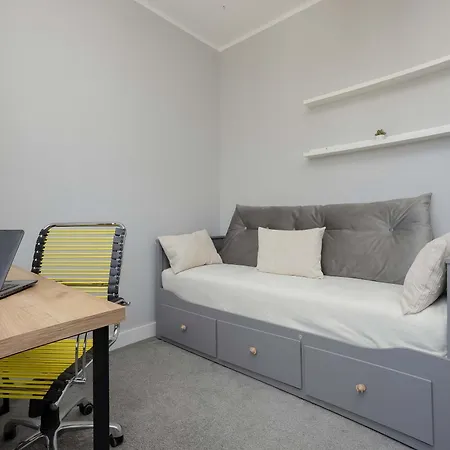 Air-conditioned With Parking And Balcony By Renters Apartamento Varsóvia