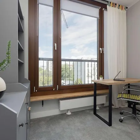 Air-conditioned With Parking And Balcony By Renters * Varsóvia
