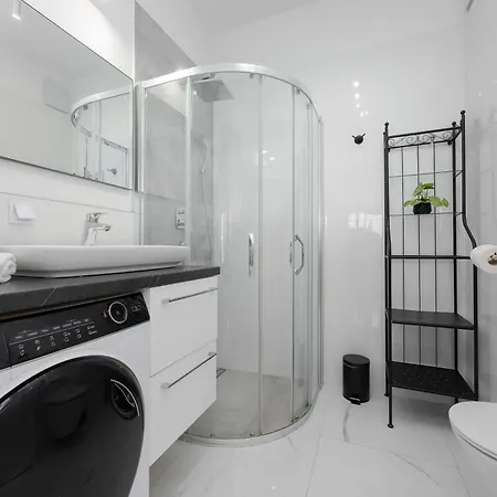 Apartamento Air-conditioned With Parking And Balcony By Renters Varsóvia
