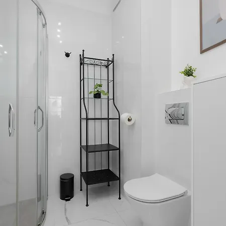 Air-conditioned With Parking And Balcony By Renters